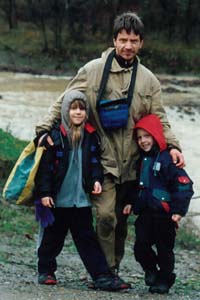 Недоспасов с младшими детьми на Кавказе; осень 1995